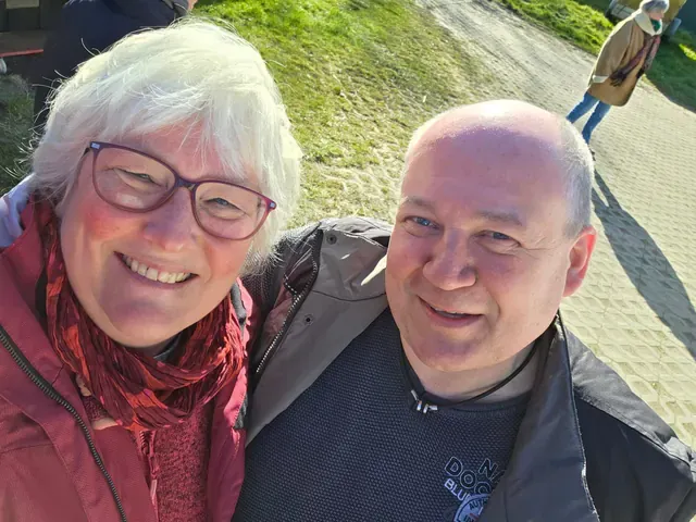 Selfie von Inken Kuhn und einem Mann, beide lächeln in die Kamera.